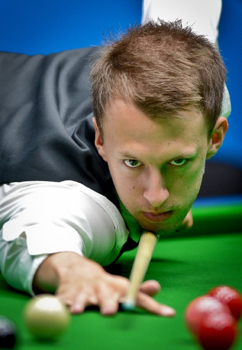 PFA颁奖仪式赖斯说三连亚时，萨拉赫看一眼范戴克后相视一笑